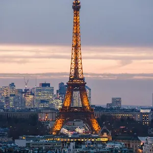 Apartment Luxury 75m2 With Eiffel Tower View, 1 Min Metro, Parking, Paris